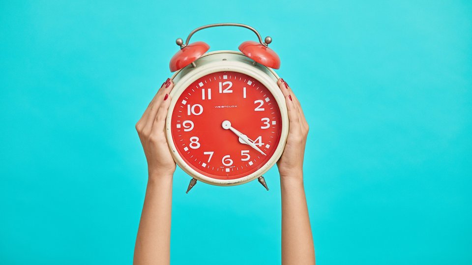 Cítíte se ráno nevyspalí? Možná máte sociální jet lag.